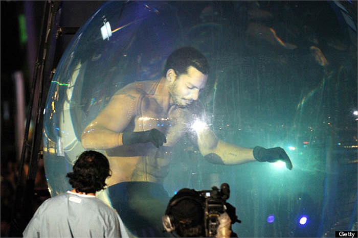 Ảo thuật gia David Blaine nổi tiếng với khả năng nín thở lâu nhất dưới nước trong 17 phút. Anh phải giảm cân để tăng diện tích phổi tối đa, giảm nhịp tim và ngủ trong điều kiện thiếu oxy trong thời gian dài.