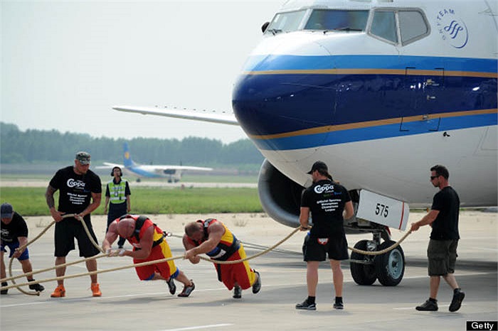 Hai thí sinh cuộc thi người đàn ông mạnh nhất thế giới cùng nhau kéo chiếc Boeing 737 với trọng lượng 34 tấn. Họ thường bỏ ra 4-6 tiếng/ngày tập gym, đi xe đạp, chạy bộ, tập bơi để có được thành tích khó tin này. 