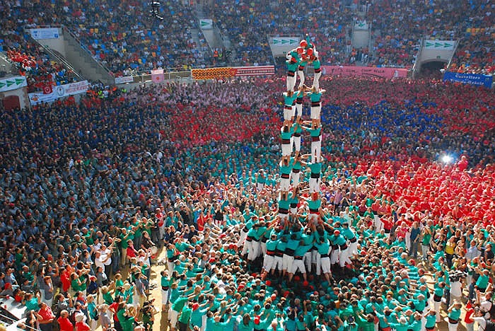 Nhóm nghệ sĩ Castellers de Vilafranca đã xếp được ngọn tháp người 8 tầng vào 6/2012 trước sự cổ vũ của hàng trăm người. 