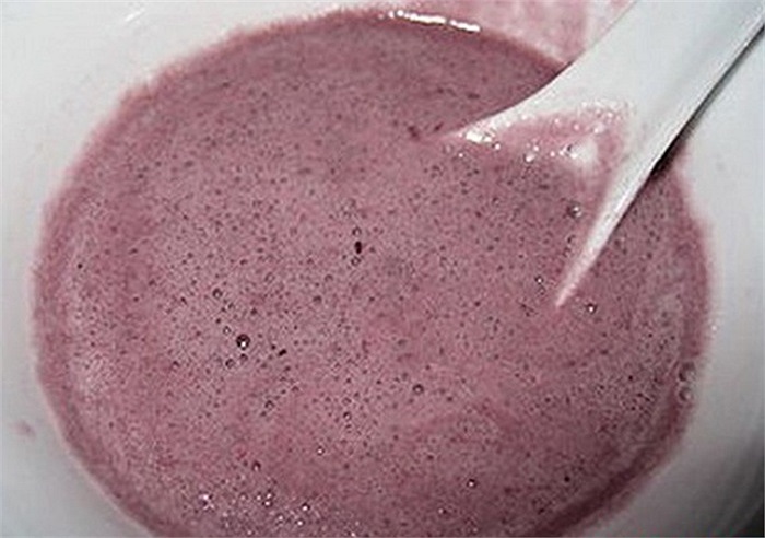 Trong tín ngưỡng của người Việt Nam, mắm tôm là thức ăn có tác dụng xua đuổi tà ma. Người ta cho rằng ma quỷ rất sợ loại mắm này, người ăn mắm tôm sẽ không bị ma quỷ làm hại. Có một số người dân tộc miền núi còn có tục lệ là nhà dù nghèo đến mấy khi giỗ cha cũng phải có mắm tôm để cúng.Tuy nhiên đối với những người nước ngoài, mùi vị của món này khiến họ bị ám ảnh, thậm chí nhiều người chỉ ngủi mùi của mắm tôm cũng bị dị ứng.