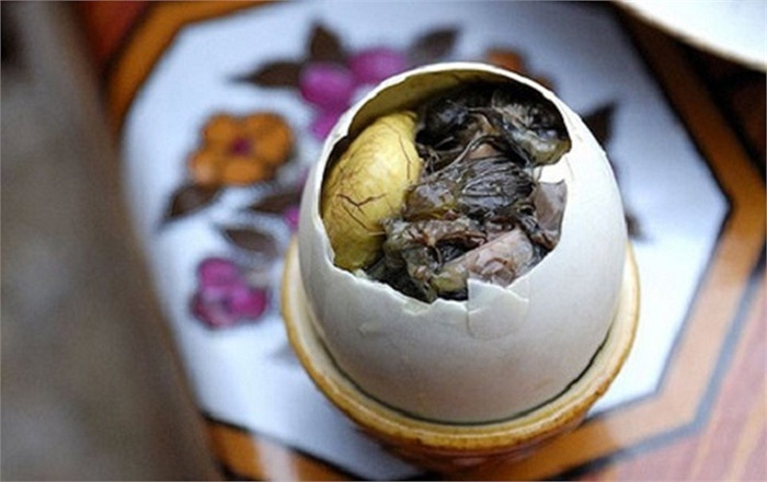 Trứng vịt lộn hay hột vịt lộn là món ăn được chế biến từ quả trứng vịt khi phôi đã phát triển thành hình. Trứng vịt lộn là một trong những món ăn nhẹ bình dân ở Việt Nam và được coi là món ăn bổ dưỡng. Trứng được bán rong hoặc bán tại các góc phố, các hàng ăn nhỏ.Tuy nhiên nhiều người nước ngoài khi đến Việt Nam, nhìn thấy cảnh người dân ăn nó một cách ngon lành họ đã rùng mình và ớn lạnh.