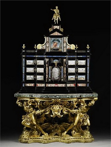 Chiếc tủ từ thế kỷ 17: Đồ nội thất theo phong các La Mã cổ này được tìm thấy bên ngoài nhà vệ sinh của một cửa hàng pizza ở Anh. Tuy nhiên sau khi giám định, nó được bán lại với giá 1,6 triệu USD.