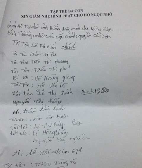 Thương vợ con, Sơn đã lặn lội về quê vợ cầu xin bà con hàng xóm ký tên xin giảm tội cho Nhờ.