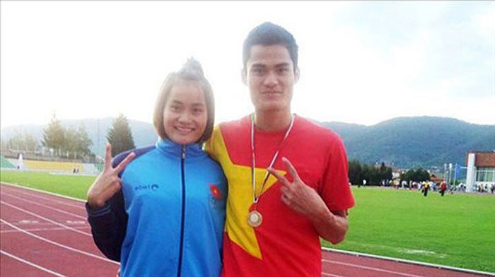 Cả hai là người dân tộc Mường. 