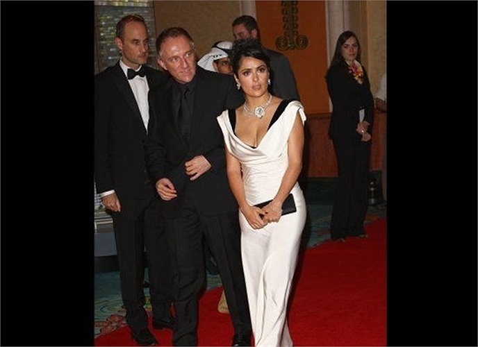 Nữ diễn viên được đề cử giải Oscar Salma Hayek đã đính hôn với Francois Henri Pinault năm 2007 nhưng chấm dứt mối quan hệ năm 2008. Sau đó, họ quay lại và kết hôn vào đúng ngày lễ tình nhân năm 2009. Pinault là giám đốc điều hành của nhà bán lẻ cao c