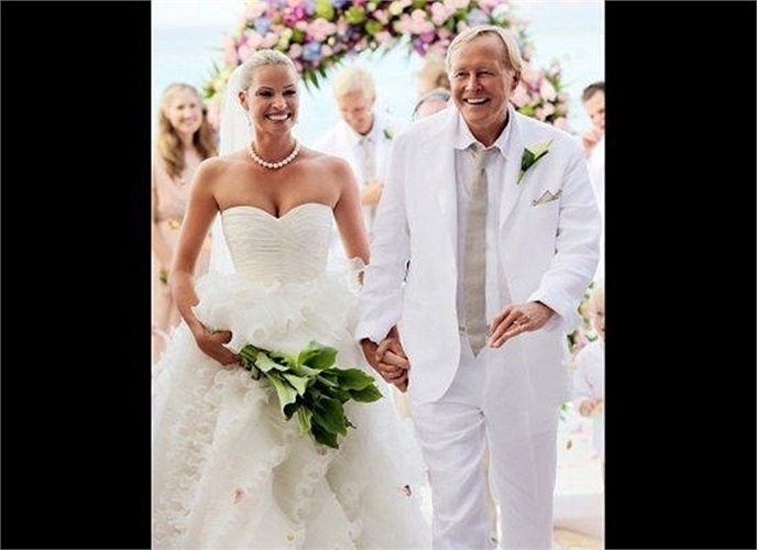 Đầu năm 2009, cựu người mẫu áo tắm Kristy Hinze của tạp chí Sports Illustrated, đã mặc áo cô dâu và sánh bước cùng nhà đồng sáng lập hãng Netscape là James Clark.