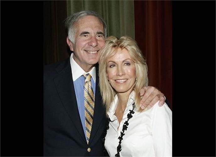 Tỷ phú người Mỹ Carl Icahn, người giàu thứ 43 thế giới năm 2009, đã yêu và cưới trợ lý lâu năm Gail của ông.