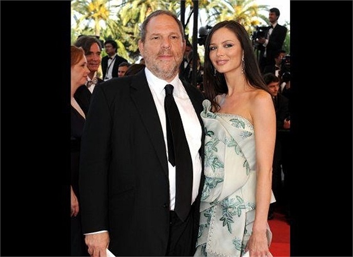  Nữ diễn viên gợi cảm đồng thời là nhà thiết kế người Anh Chapman đã lập gia đình cùng ông trùm Hollywood kiêm đồng sáng lập hãng phim Miramax là Harvey Weinstein vào năm 2007. 