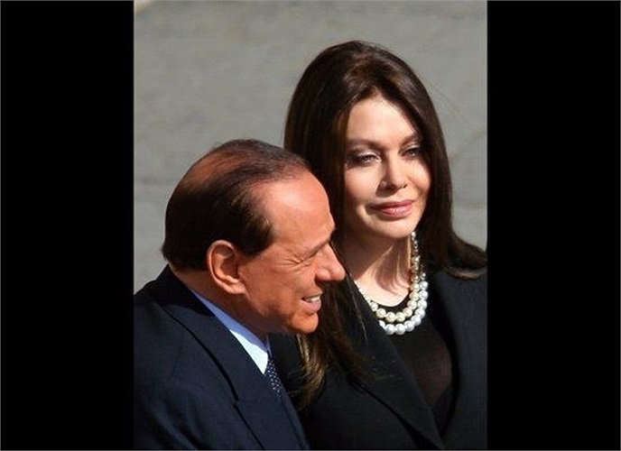 Veronica Lario, cựu diễn viên người Ý, kết hôn với Thủ tướng Ý kiêm tỷ phú truyền thông Silvio Berlusconi năm 1990. Nhưng đầu năm 2009, Lario đã đệ đơn xin li dị vì cho rằng chồng mình không chung thủy. 