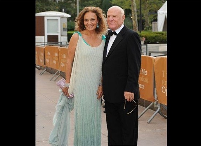 Diane von Furstenberg, một trong những nhà thiết kế nổi danh nhất thế giới, có đế chế thời trang riêng mang tên mình. Danh tiếng của bà càng tăng lên khi kết hôn với CEO của IAC là Barry Diller vào năm 2001.