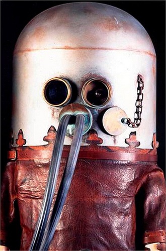 Sieur Freminet: Mặt nạ dưỡng khí. Năm 1972, nhà khoa học người Pháp, Sieur Freminet đã phát minh ra loại mặt nạ dưỡng khí có khả năng chuyển đổi khí CO2 thành Oxy. Tuy nhiên trong quá trình thử nghiệm, chiếc mặt nạ bị lỗi, khiến nhà khoa học này tử vong