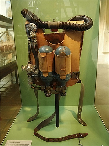  Henry Fleuss: Mặt nạ khí. Năm 1876, nhà khoa học người Anh, Henry Fleuss đã cho ra đời mặt nạ khí sử dụng Oxy nén. Trong lúc lặn cùng loại mặt nạ này, Henry đã hít phải Oxy nguyên chất, cộng với áp suất, thứ khí này trở nên vô cùng độc hại và đã gây chết người