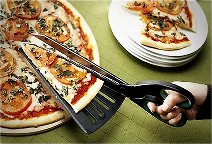 Một chiếc kéo dùng để cắt pizza thật đều và đẹp mắt chắc chắn sẽ thu hút được nhiều người quan tâm. 