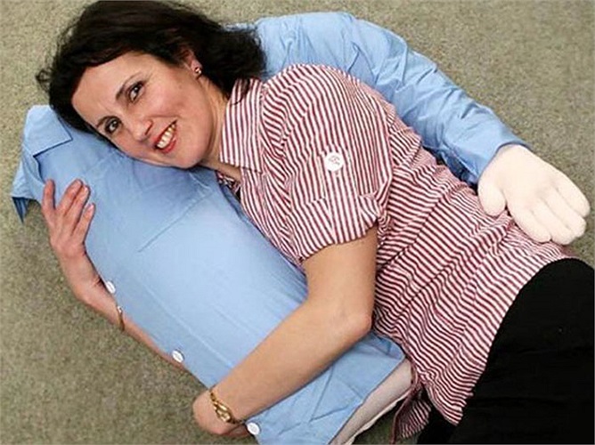 Chiếc gối đặc biệt sẽ cho bạn cảm giác như đang ôm ai đó và làm dịu đi sự cô đơn của những ai chưa có người yêu