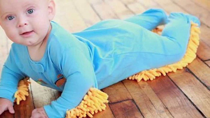 Bộ quần áo kiêm luôn chức năng lau sàn mỗi khi bé lăn lộn khắp xó xỉnh trong nhà