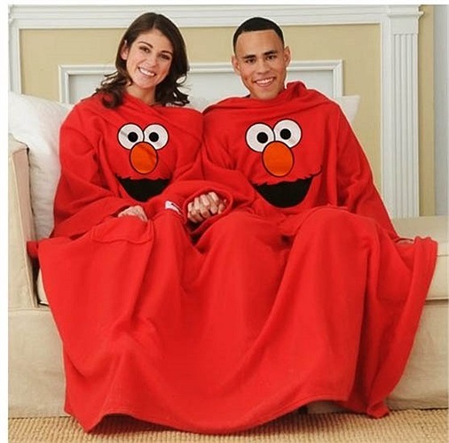 Trời lạnh. Bạn rất ngại chui ra khỏi chăn ấm nhưng với sáng kiến thêm vào 2 ống tay cho nó. Người sử dụng đã có thể đắp chăn cả ngày mà vẫn làm việc nhà, vui chơi như bình thường.