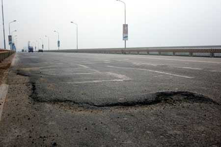 Mặt cầu Thăng Long đã nhiều lần được "vá", nhưng vẫn nham nhở