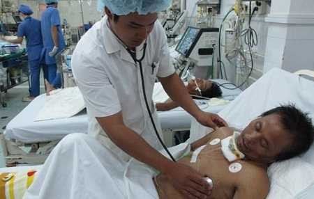 Bệnh nhân Võ Kim Long thoát chết hy hữu sau khi bị <a href='https://vtcnews.vn/oto-xe-may.31.0.html' >ô tô</a> cán qua người. (Ảnh: Vietnamnet)