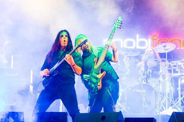 Guitarist Johan Reinholdz và Bassist Linus Abrahamson