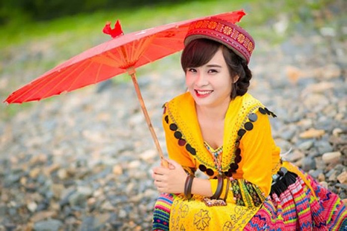 Hình ảnh một nữ sinh xinh đẹp hóa thân thành cô gái dân tộc Mèo đang được nhiều trang mạng chia sẻ