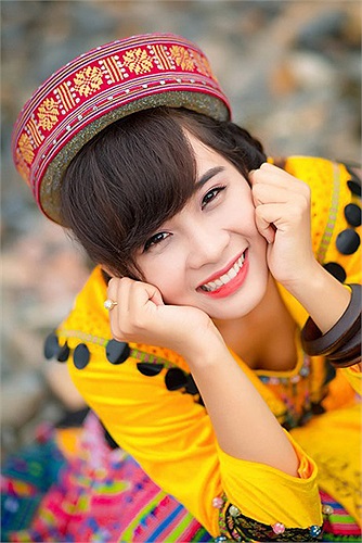 Nhân vật chính trong bộ ảnh này là Sury Hoàng Thùy (tên thật là Nguyễn Hoàng Bích Thùy), sinh viên khoa kế toán đại học Nha Trang.