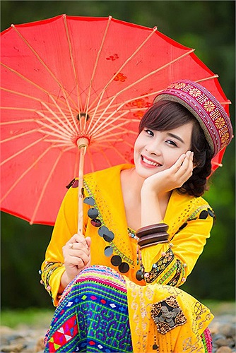 Sury Hoàng Thùy sinh vào ngày 23/12/1992. Vốn là người yêu thích văn hóa, dân tộc Việt Nam, đặc biệt là những trang phục truyền thống của thiếu nữ vùng cao.