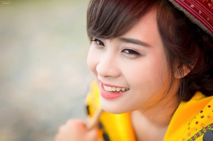 Hoàng Thùy có ý tưởng về bộ hình cô gái dân tộc Mèo, yêu một chàng trai nhưng lại không dám thể hiện, chỉ có thể gửi gắm vào nắng và gió.