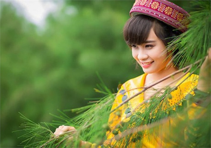 Hoàng Thuỳ đáng yêu trong trang phục của dân tộc H'Mông