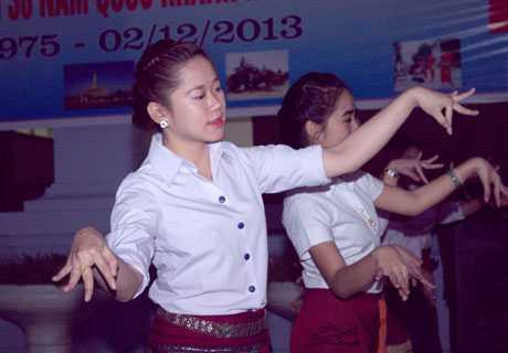 Các cô gái Lào diện trang phục truyền thống, múa điệu Chăm-pa làm say lòng người xem.