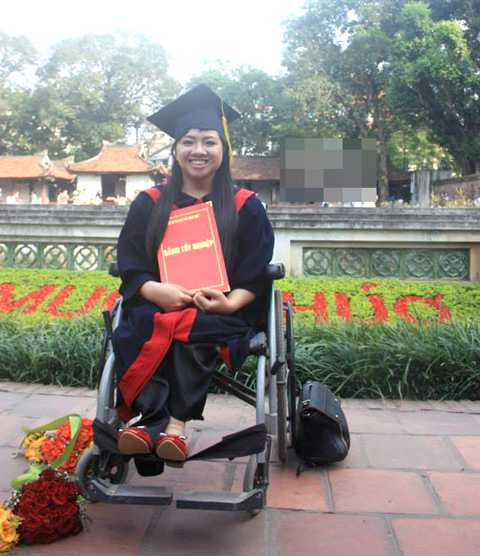 Phạm Thị Hương đến trường bằng xe lăn nhưng vẫn luôn đạt thành tích học tập cao