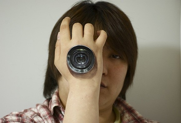 'Sự sáng tạo và tài năng của họa sĩ khi biến những vật dụng thường ngày trở thành một 'bộ phận' của con người từ cái nút chai, dây kéo đã thu hút mình theo đuổi loại hình này', cô bạn sinh năm 1993 cho biết. 