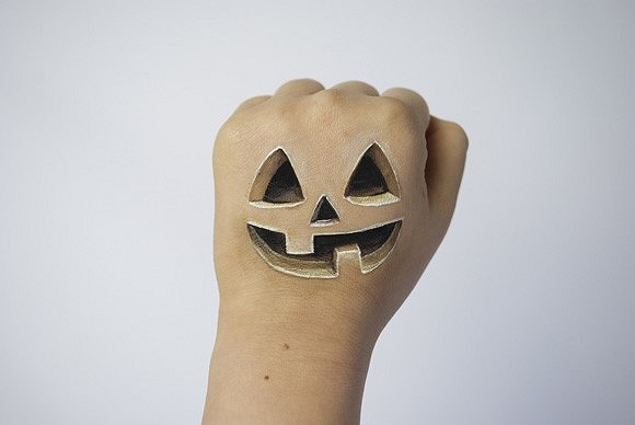 Ngoài niềm đam mê Body Painting, cô bạn còn thiết kế họa tiết trên quần áo, thiết kế hình dáng của các sản phẩm điện tử và tham gia cố vấn nghệ thuật cho một số dự án phim tại Nhật. 