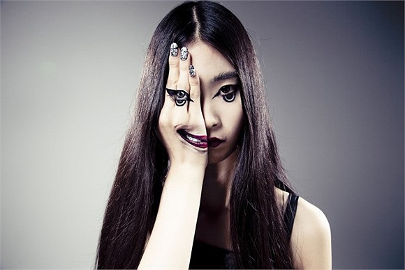 Một bạn trẻ tên Fukuzawa chia sẻ: 'Thoạt đầu nhìn những nét vẽ này bạn sẽ có cảm giác hơi sợ nhưng khi mọi thứ trở nên quen thuộc thì bạn sẽ thấy nó như một 'phụ kiện' giúp cho bạn nổi bật cá tính 