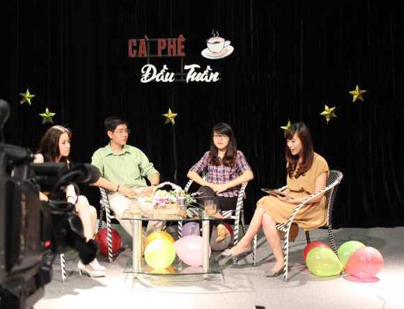 Mỹ Anh (váy vàng) trong vai trò MC duyên dáng, dí dỏm