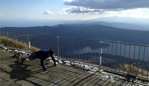 Cô gái trẻ này không những gây ấn tượng trên võ đài với những cú đấm điêu luyện mà còn thu hút mọi ánh nhìn bởi thân hình gợi cảm.