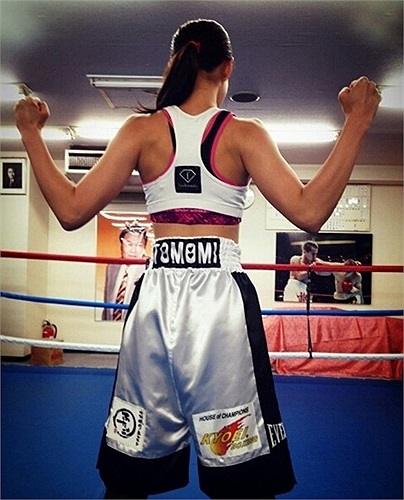 Chính bởi thân hình đẹp đẽ này mà nhiều người tin rằng Takano đã nhờ đến 'dao kéo' vì 1 nữ VĐV boxing rất khó để có những đường cong gợi cảm.