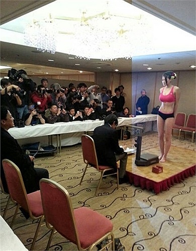 Xuyên suốt cuộc thi, người đẹp Nhật Bản nhận được nhiều lời khen vì sự dẻo dai, kiên trì, khỏe mạnh, khả năng giao tiếp và sự thân thiện đúng chất nhà võ.