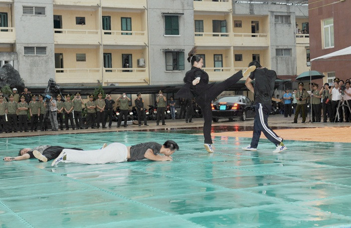 nữ cảnh vệ việt nam