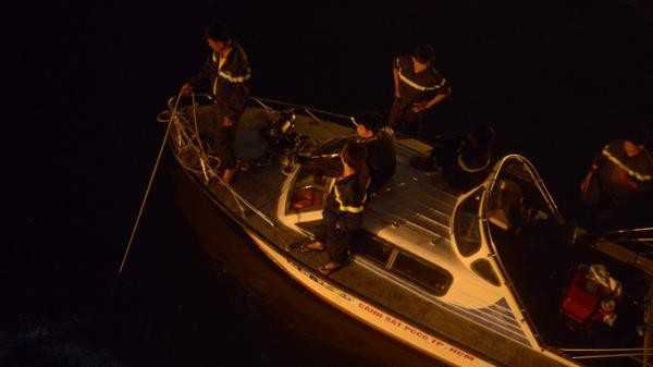 Trong khi anh Phát chưa đến nơi thì chị Duyên đã nhảy xuống kênh tự tử. Người dân truy hô mọi người đến cứu giúp chị Duyên và ngăn không cho anh Phát nhảy xuống cứu vợ. Trong lúc mọi người thiếu cảnh giác, anh Phát đã lao xuống sông tìm vợ nhưng không ngờ cả hai điều bị chết đuối. Ảnh: Ca nô được huy động để tìm kiếm nạn nhân ở đoạn giữa kênh.