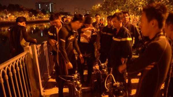 Sau khi nhận được tin báo của người dân, lực lượng cảnh sát PCCC quận Bình Thạnh, phòng cứu nạn – cứu hộ TP.HCM cùng với công an và lực lượng bảo vệ dân phố phường Đa Kao, Q.1 đã phối hợp với gia đình nạn nhân tìm kiếm thi thể hai người. Ảnh: Đội người nhái chuẩn bị tìm thi thể nạn nhân.