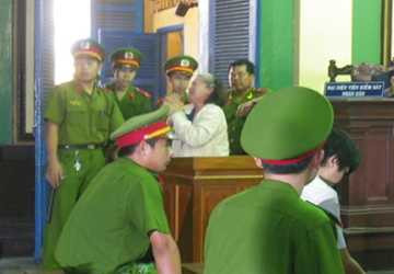 Người mẹ đau đớn xin chết thay cho con.