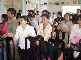  Nước mắt của 2 người mẹ (giữa) tuôn trào khi nghe tòa tuyên phạt. Ảnh: CAND