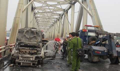 Xe ô tô bốc cháy dữ dội trên cầu Chương Dương