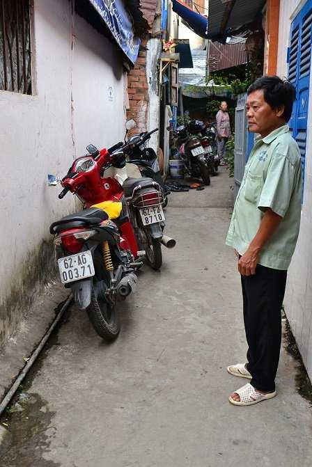 Hiện trường xảy ra vụ án. Vị trí người phụ nữ đứng là nơi S bị đánh lần đầu và vị trí người đàn ông đứng là nơi S bị đánh lần thứ hai. Hai vị trí xa nhau chứ không phải đánh liên tiếp vào đầu. 