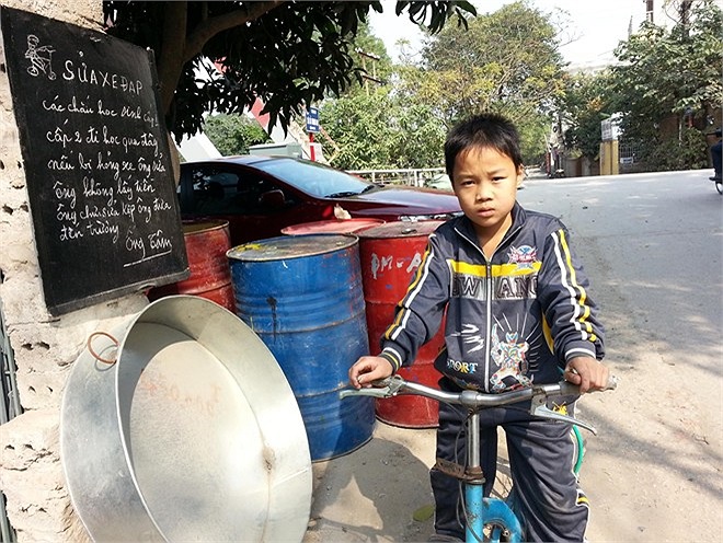 Các khách hàng 'nhí' tìm đến quán sửa xe miễn phí của ông Nguyễn Văn Tâm (63 tuổi, ở Tả Thanh Oai, Thanh Trì, Hà Nội). 