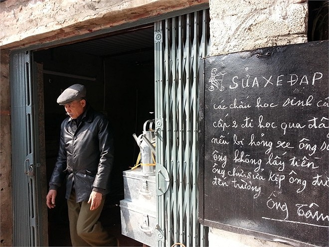 Ông Tâm bắt đầu một ngày làm việc thiện nguyện giúp đời của mình. 