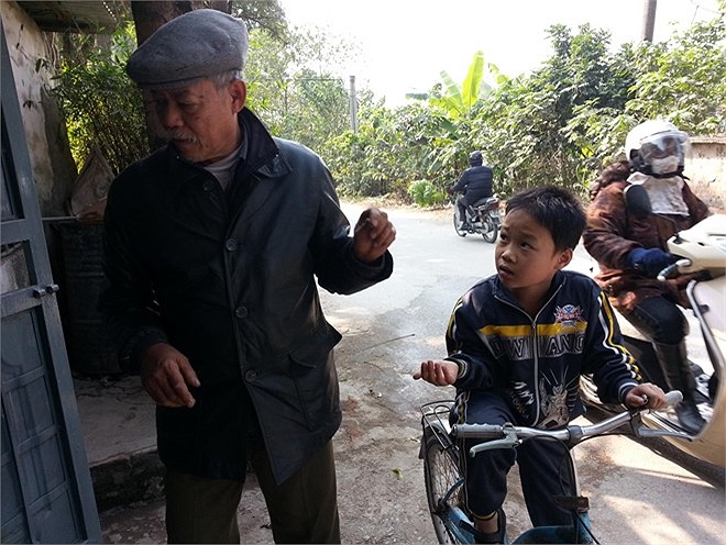 Ông Tâm ngay lập tức đi tìm đồ nghề để sửa xe cho cháu bé. 