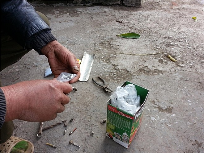 Đồ nghề rất đơn giản, chỉ vài ba cái bu-lông, cờ-lê, kìm, van xe, giun... được ông gói gọn trong vài cái hộp để sẵn trong nhà.