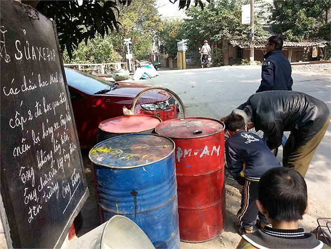 Nơi ông sửa xe chính là phía trước của tấm bảng 'sửa xe miễn phí' gây sốt dư luận mấy ngày gần đây. 