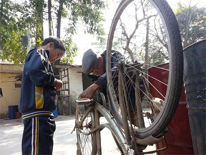Ông Tâm Tận tình sửa xe, mỗi khi sửa xong, ông đều dặn các cháu phải ngoan, chăm học, nghe lời bố mẹ, thầy cô... 